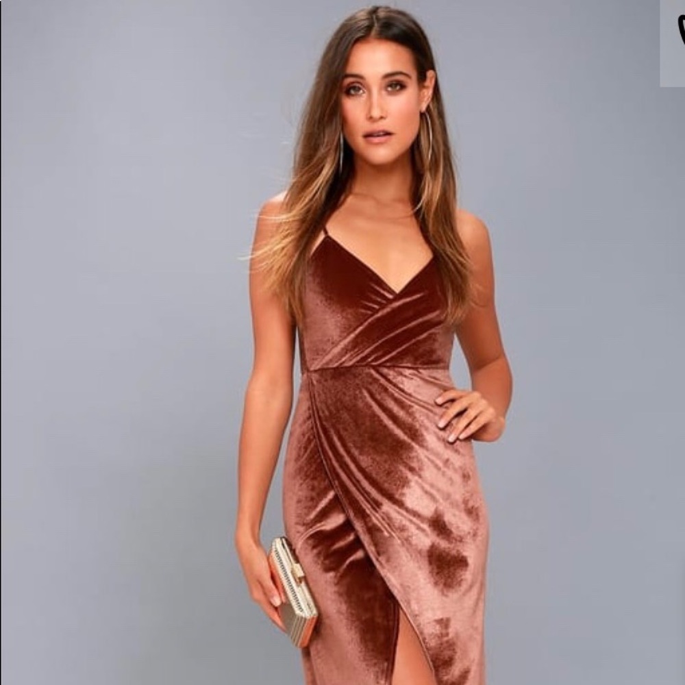 Women’s blush pink velvet dress